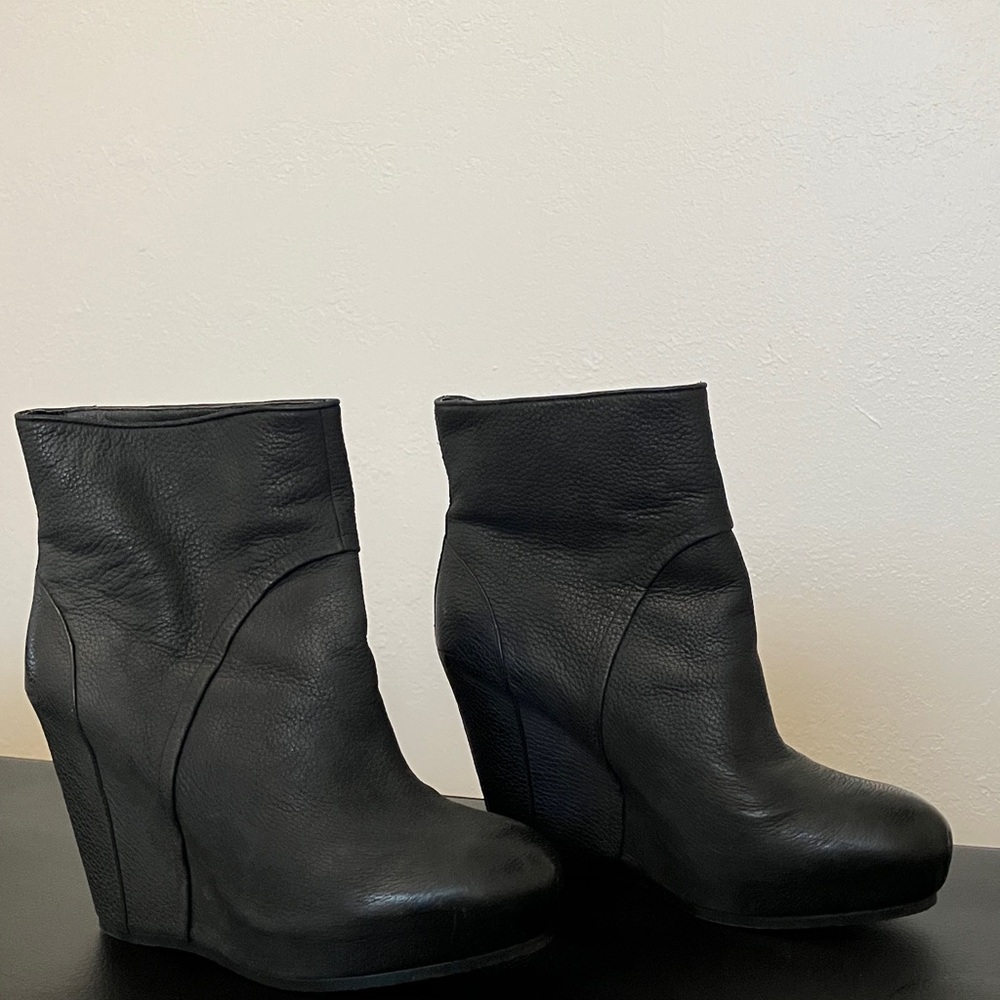 Trouve Black Leather Wedge Ankle Booties - Picture 7 of 8